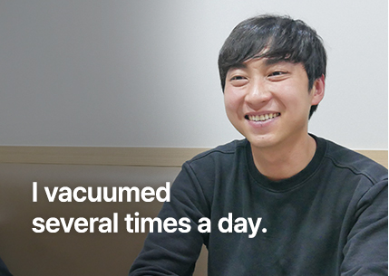 하루에도 몇 번씩 청소기를 돌렸어요.