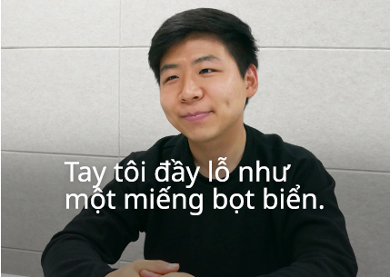 Tay tôi đầy lỗ như một miếng bọt biển.