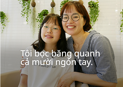 Tôi bọc băng quanh cả mười ngón tay.