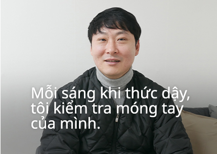 Mỗi sáng khi thức dậy, tôi kiểm tra móng tay của mình.