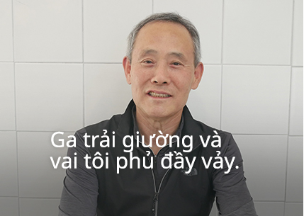Ga trải giường và vai tôi phủ đầy vảy.