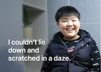 눕지도 못하고 앉아서 비몽사몽 긁었어요.